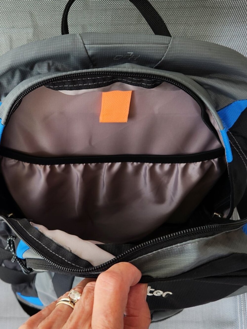 Deuter Sport Futura 22 Liter Backpack Day Pack Black Gray Blue, Like New Cond. - Picture 5 of 13